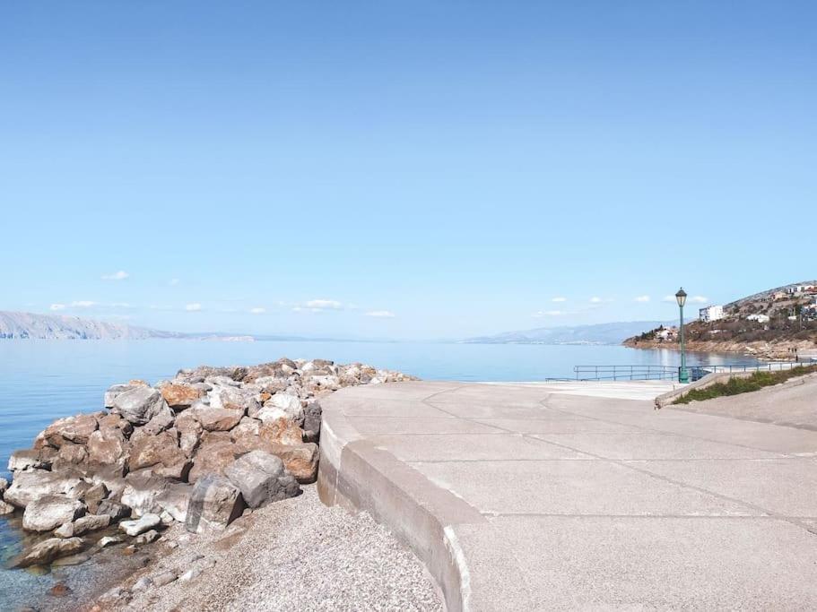 Novouredeni Stan S Balkonom I Pogledom Na More Senj  Extérieur photo